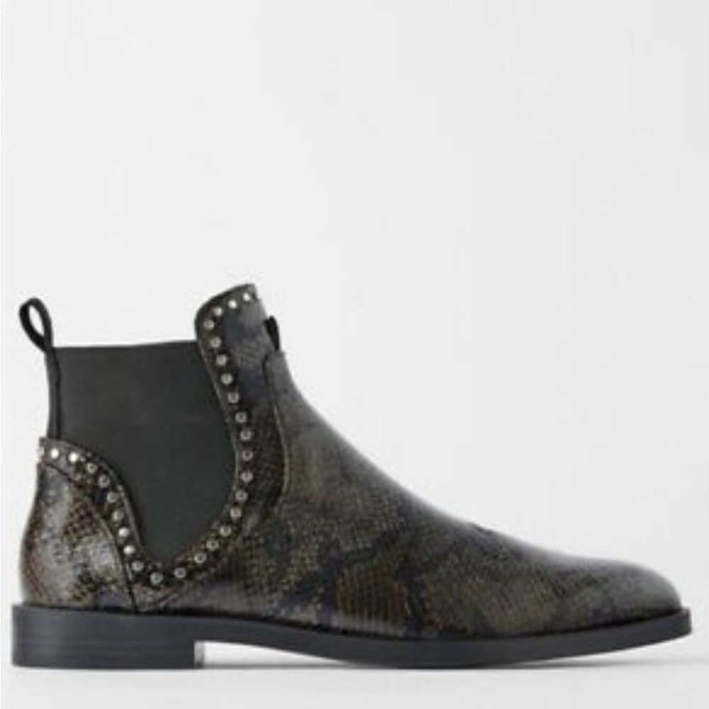 Snake print Chelsea boots with studs